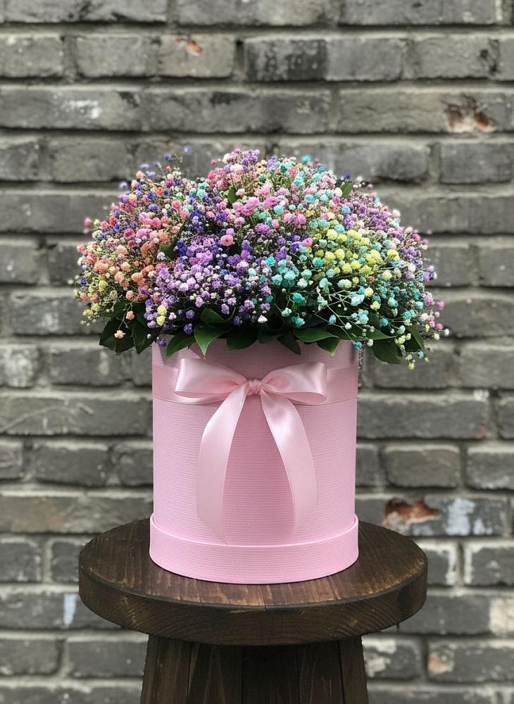 Цветочная композиция из Гипсофила и Розы в шляпной коробке в Южноуральске