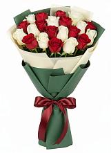 Букет Микс из красных и белых роз в Южноуральске