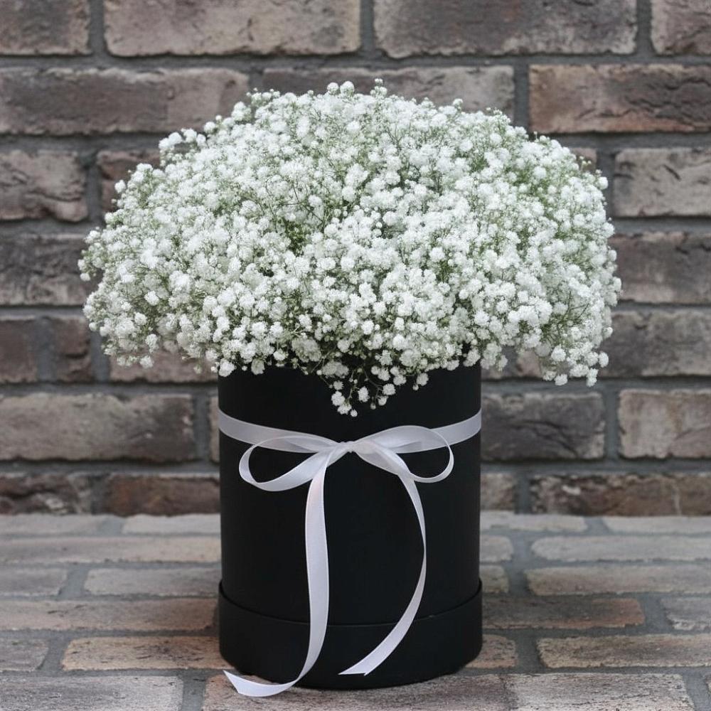 Цветочная композиция из Гипсофила в шляпной коробке в Южноуральске