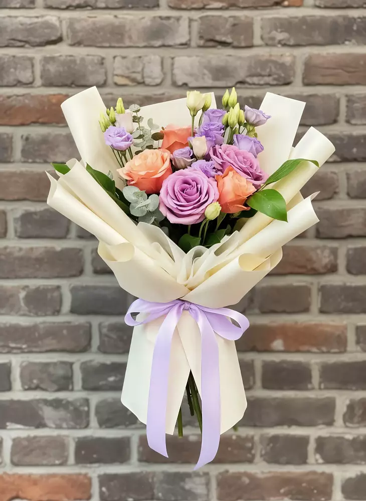 Букет цветов из: Лизиантусы и Розы в Южноуральске