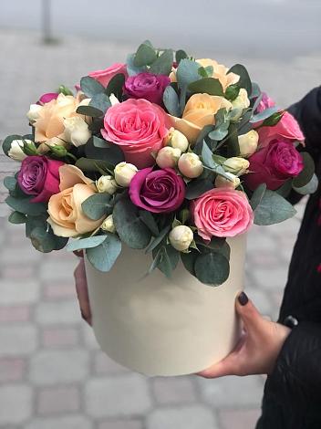 Цветочная композиция из Розы в шляпной коробке в Южноуральске
