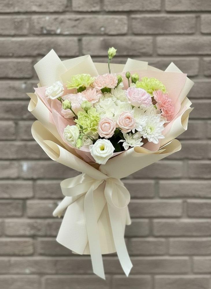 Букет цветов из: Гвоздики, Розы, Лизиантусы и Хризантемы в Южноуральске