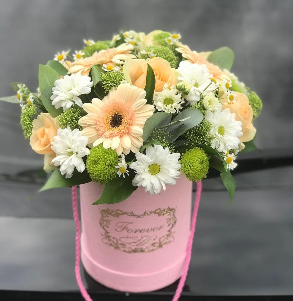 Цветочная композиция из Розы, Герберы и Хризантемы в шляпной коробке в Южноуральске